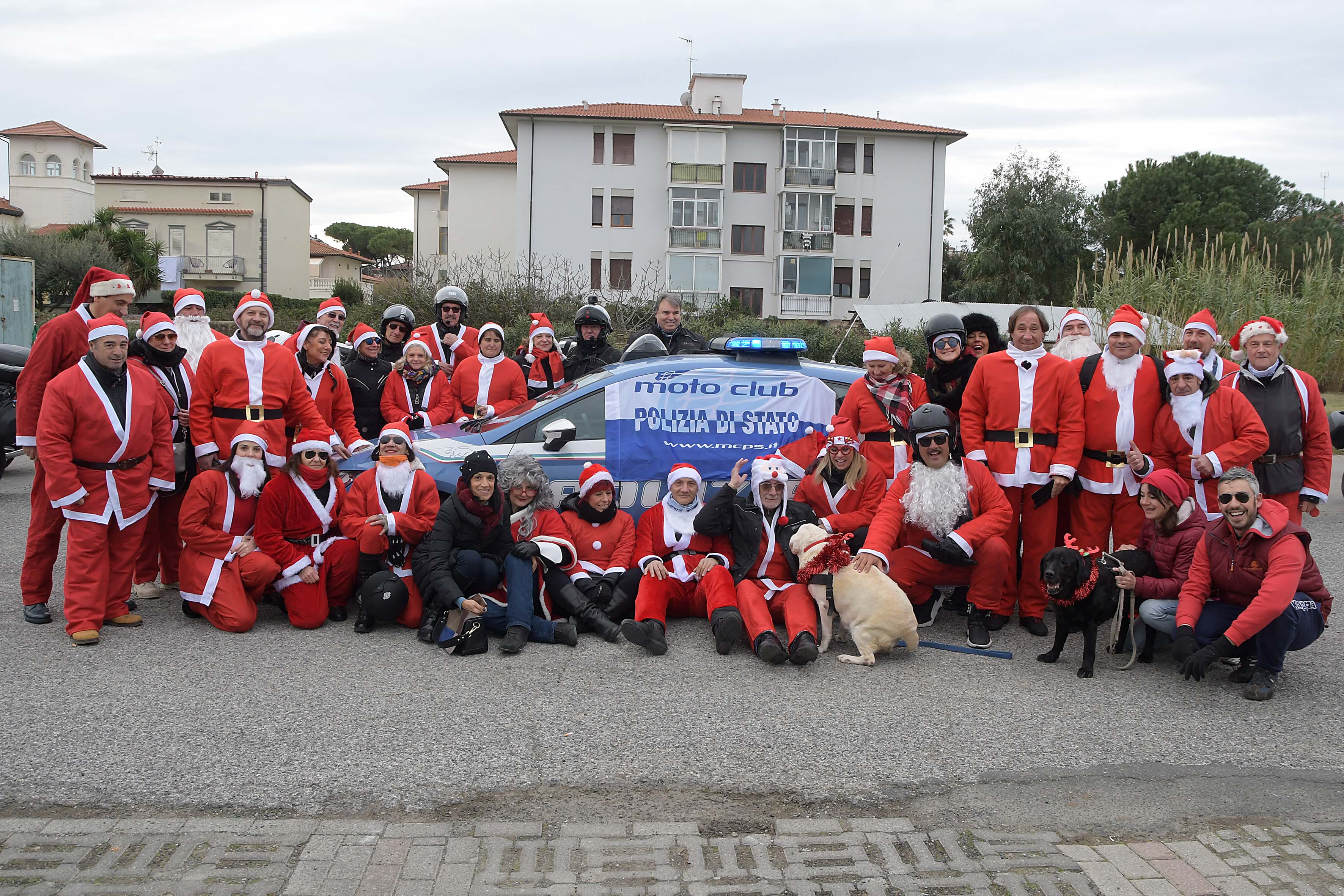 I Poliziotti Babbo Natale In Moto Portano Doni A Pediatria Quilivorno It