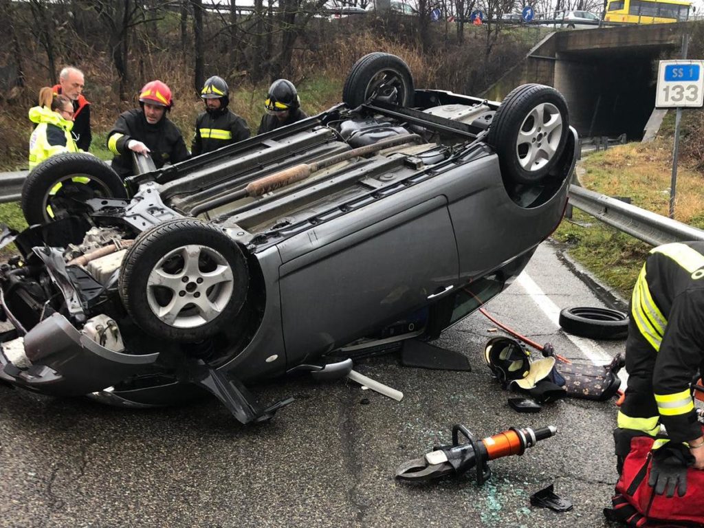 auto si ribalta a stagno un ferito quilivorno it