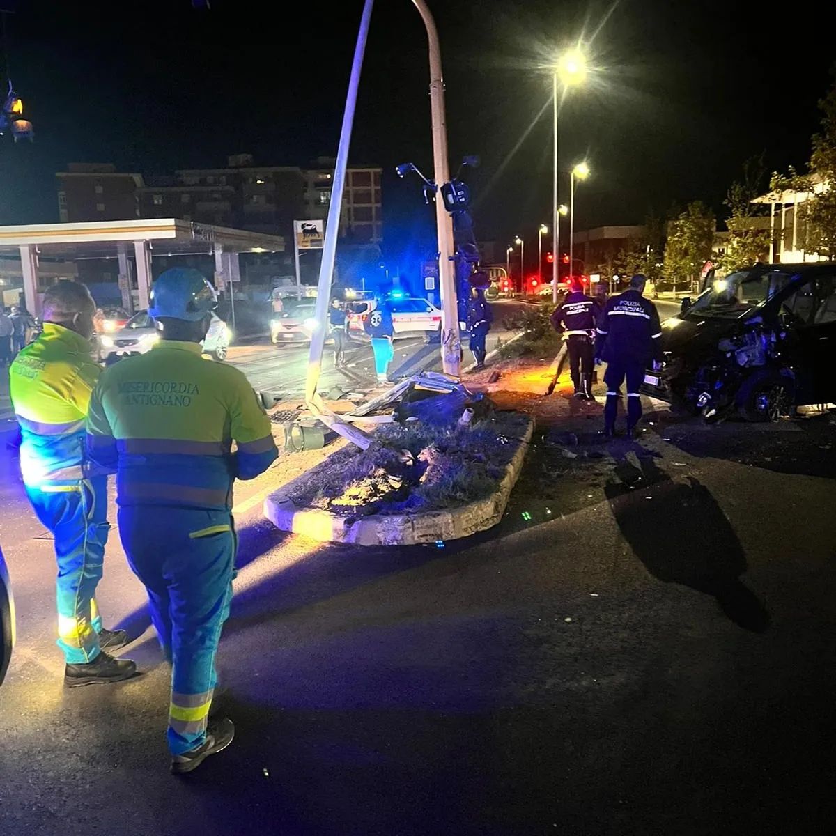 Colpo di sonno alla guida, con l'auto sradica semaforo e cartellonistica 