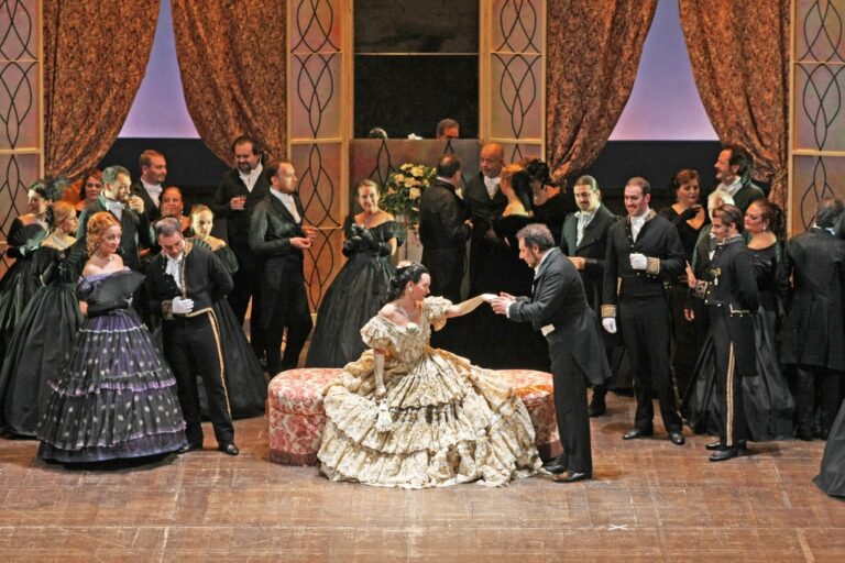 Una passata edizione de La traviata al Teatro Goldoni. Foto Massimo D'Amato